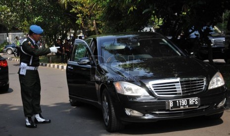   Mobil dinas baru Jokowi dengan pengawalan pasukan pengamanan Presiden di kawasan Menteng, Jakarta, Sabtu (23/8). (Republika/Rakhmawaty La'lang)