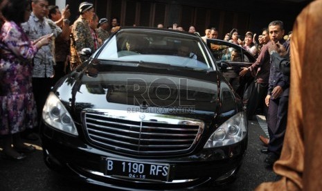   Mobil sedan mewah Mercedes Benz menjadi kendaraan dinas baru Jokowi di kawasan Menteng, Jakarta, Sabtu (23/8). (Republika/Rakhmawaty La'lang)