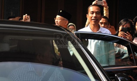  Presiden terpilih Joko Widodo mulai beraktivitas menggunakan mobil dinas barunya dan pengawalan pasukan pengamanan Presiden di kawasan Menteng, Jakarta, Sabtu (23/8). (Republika/Rakhmawaty La'lang)