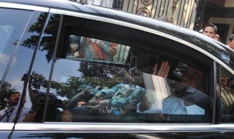  Presiden terpilih Joko Widodo mulai beraktivitas menggunakan mobil dinas barunya dan pengawalan pasukan pengamanan Presiden di kawasan Menteng, Jakarta, Sabtu (23/8). (Republika/Rakhmawaty La'lang)