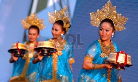   Tarian Maduppa dari Sulawesi Selatan dalam acara Festival Seni dan Budaya Nusantara yang digelar di Kota Tua, Jakarta Utara, Sabtu (23/8). (Republika/Raisan Al Farisi)