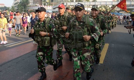  Pelari Tough Warrior dari tiga angkatan bersenjata berlari menyusuri Jalan Thamrin dan Sudirman jelang Independence Day Run, Jakarta, Ahad (24/8).( Republika/Agung Supriyanto)