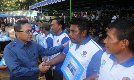 Menteri Kehutanan Zulkifli Hasan menyerahkan Penetapan Areal Kerja (PAK) Hutan Kemasyarakatan (HKm) di Provinsi Nusa Tenggara Barat di Desa Buwun Sejati Kecamatan Narmada Kabupaten Lombok Barat, NTB, Senin (25/8).(Republika/Amin Madani)