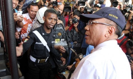   Menteri ESDM Jero Wacik saat sidak di SPBU jalan Abdul Muis, Jakarta, Rabu (27/8). (Republika/Yasin Habibi)