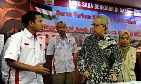  Ketua Presidium Mer-C Henry Hidayatullah (kiri) berbincang dengan Gubernur aceh Zaini Abdullah (kedua kanan) usai menandatangani berita acara penyerahan donasi untuk Gaza di Jakarta, Rabu (27/8).(Republika/ Tahta Aidilla)