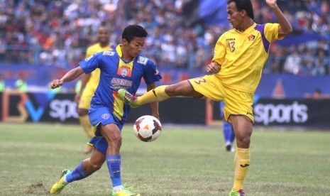   Pesepakbola Persik Kediri, Fariz Aditama (kanan) berusaha menghalangi laju pesepakbola Arema Indonesia Cronus,, Dendi santosa (kiri) dalam pertandingan Indonesia Super League (ISL) di Stadion Gajayana, Malang, Rabu (27/8).(Antara/Ari Bowo Sucipto)