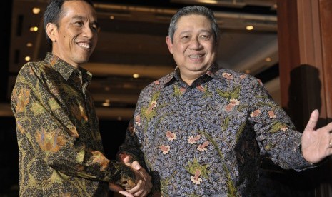  Presiden Susilo Bambang Yudhoyono (kanan) berjabat tangan dengan Presiden terpilih Joko Widodo saat mengadakan pertemuan di Nusa Dua, Bali, Rabu (27/8).  (Antara/Nyoman Budhiana)