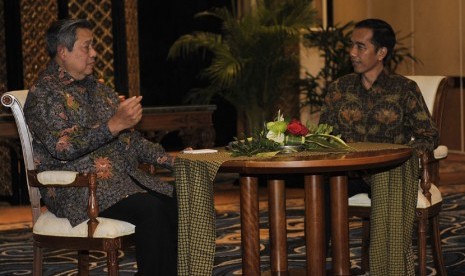  Presiden Susilo Bambang Yudhoyono (kiri) berbincang dengan Presiden terpilih Joko Widodo saat mengadakan pertemuan di Nusa Dua, Bali, Rabu (27/8). (Antara/Nyoman Budhiana)