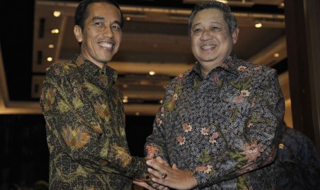   Presiden Susilo Bambang Yudhoyono (kanan) berjabat tangan dengan Presiden terpilih Joko Widodo saat mengadakan pertemuan di Nusa Dua, Bali, Rabu (27/8). (Antara/Nyoman Budhiana)