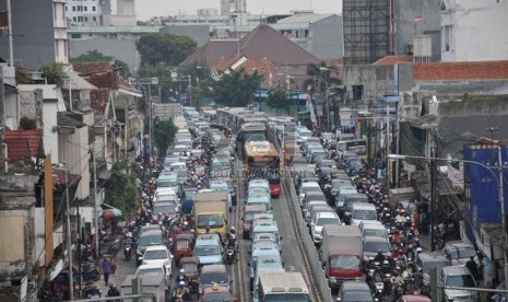   Kemacetan kendaraan di Jalan Jatinegara Barat, jakarta Timur, kamis (28/8). (Republika/Rakhmawaty La'lang)