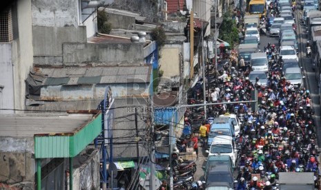   Kemacetan kendaraan di Jalan Jatinegara Barat, jakarta Timur, kamis (28/8). (Republika/Rakhmawaty La'lang)