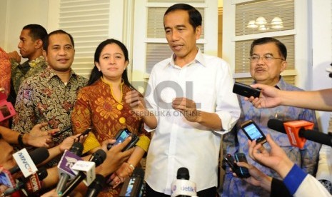 Presiden dan Wakil Presiden terpilih periode 2014-2019, Joko Widodo dan Jusuf Kalla berbicara kepada media usai rapat tertutup di Rumah Transisi, Jakarta, Kamis (28/8). (Republika/ Tahta Aidilla)