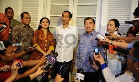 Presiden dan Wakil Presiden terpilih periode 2014-2019, Joko Widodo dan Jusuf Kalla berbicara kepada media usai rapat tertutup di Rumah Transisi, Jakarta, Kamis (28/8). (Republika/ Tahta Aidilla)