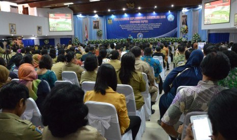  Mendikbud Muhammad Nuh memberikan penjelasan Kurikulum 2013 kepada para guru di Provinsi Papua, 15 Juli 2014.