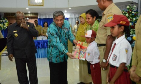   Mendikbud Muhammad Nuh menyerahkan buku Kurikulum 2013 kepada Peserta Didik tingkat SD di Provinsi Papua.