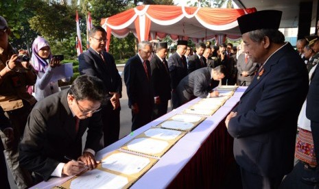   Penandatanganan MOU kerjasama antara UI, ITB, UGM, Universitas Negeri Sebelas Maret, dan ITS Sepuluh November dengan Lembaga Pengelola Dana Pendidikan (LPDP), terkait pengembangan mobil listrik di Kemdikbud, Jakarta, Ahad, 17 Agustus 2014.