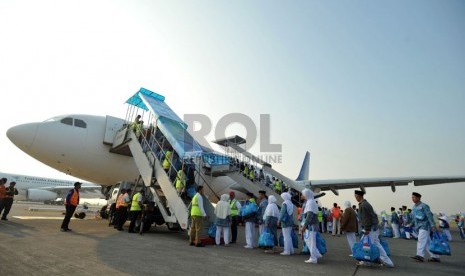   Calon jamaah haji kloter pertama embarkasi Solo menaiki pesawat  untuk diterbangkan ke Jeddah, Arab Saudi, di Bandara Adi Soemarmo, Solo, Senin (1/9).  (Republika/Edwin Dwi Putranto)