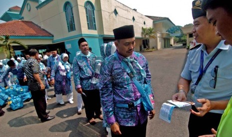    Petugas memeriksa paspor calon jamaah haji sebelum menaiki bus yang akan membawa jamaah menuju Bandara di Pondok Asrama Haji, Pondok Gede, (Ilustrasi)