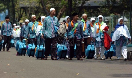  Sejumlah calon jamaah haji keluar dari asrama untuk menuju bus yang akan membawa jamaah menuju Bandara di Pondok Asrama Haji, Pondok Gede, Jakarta Timur, Selasa (2/9). (Republika/Raisan Al Farisi)