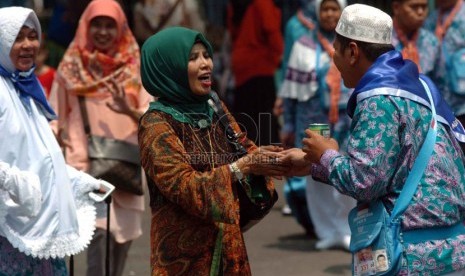  Sejumlah calon jamaah haji bersalaman dengan sanak saudara sebelum menuju bus yang akan membawa jamaah menuju Bandara di Pondok Asrama Haji, Pondok Gede, Jakarta Timur, Selasa (2/9).  (Republika/Raisan Al Farisi)