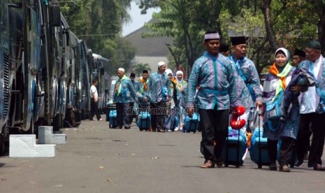  Sejumlah calon jamaah haji keluar dari asrama untuk menuju bus yang akan membawa jamaah menuju Bandara di Pondok Asrama Haji, Pondok Gede, Jakarta Timur, Selasa (2/9). (Republika/Raisan Al Farisi)