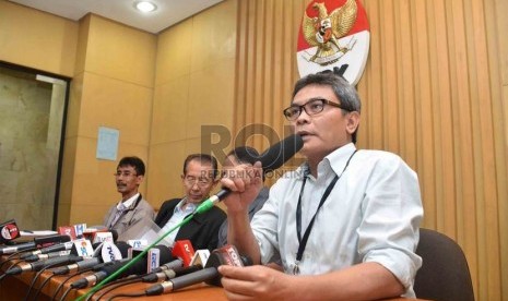  Juru bicara Komisi Pemberantasan Korupsi (KPK), Johan Budi memberikan keterangan kepada wartawan terkait penetapan Menteri ESDM Jero Wacik sebagai tersangka di Gedung KPK, Jakarta, Rabu (3/9).   (Republika/Agung Supriyanto)