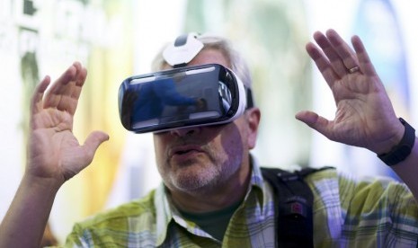 Seorang jurnalis mencoba perangkat Samsung Gear VR di Berlin, Rabu (3/9).   (ReutersHannibal Hanschke)