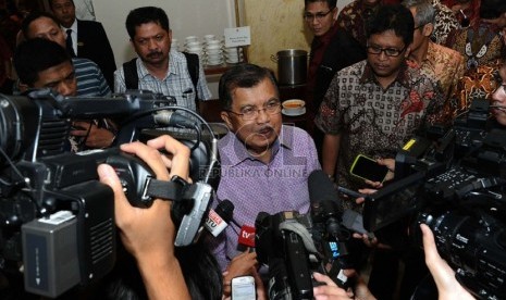   Calon Wakil Presiden terpilih Jusuf Kalla menjawab pertanyaan media usai menghadiri forum silaturahmi Fraksi PDIP di Jakarta, Ahad (7/9).  (Republika/Tahta Aidilla)