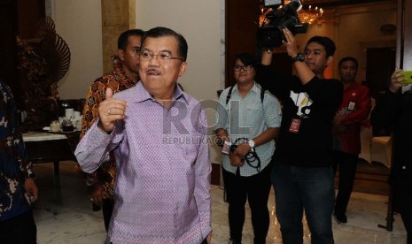 Calon Wakil Presiden terpilih Jusuf Kalla mengacungkan ibu jari usai menghadiri forum silaturahmi Fraksi PDIP di Jakarta, Ahad (7/9).  (Republika/Tahta Aidilla)