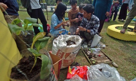   Sejumlah anakmengikuti workshop penanaman bibit sayuran penyuluhan Hidden Park di Ruang Terbuka Hijau (RTH) Taman Tanjung, Jakarta Selatan, Ahad (7/9). (Republika/Raisan Al Farisi)