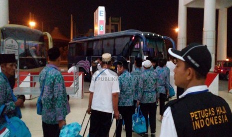   Calon jamaah haji naik ke dalam bus di area Bandara International King Abdul Aziz Jeddah, Sabtu (6/9). (Republika/Zaky Al Hamzah)