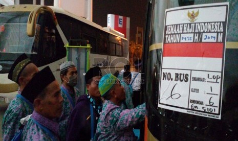   Calon jamaah haji naik ke dalam bus di area Bandara International King Abdul Aziz Jeddah, Sabtu (6/9). (Republika/Zaky Al Hamzah)