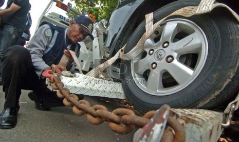  Penertiban mobil yang parkir liar (ilustrasi).