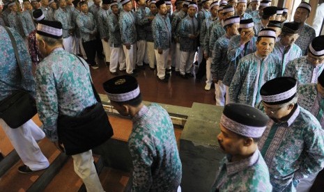  Ratusan jamaah calon haji berbaris saat upacara pelepasan di Denpasar, Bali, Selasa (9/9).   (Antara/Nyoman Budhiana)