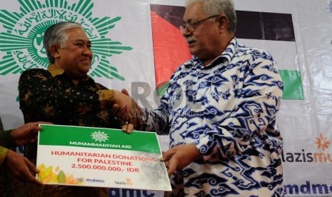  Ketua Umum Muhammadiyah Din Syamsuddin (kiri) bersama Dubes Palestina untuk Indonesia Fariz N Mehdawi saat pemberian bantuan di kantor Muhammadiyah, Selasa (9/9).   (Republika/ Tahta Aidilla)