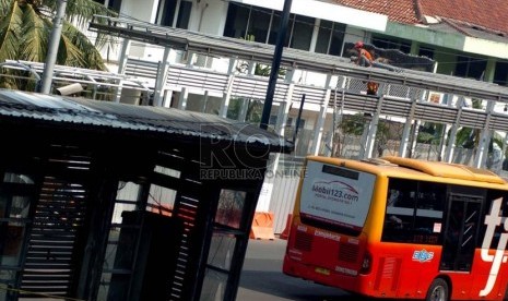  Pekerja menyelesaikan pembangunan Halte Transjakarta di kawasan Masjid Agung Al Azhar, Jakarta Selatan, Selasa (9/9). ( Republika/Raisan Al Farisi)