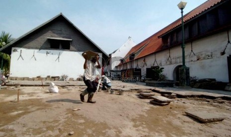  Pekerja menyelesaikan proses revitalisasi Museum Bahari di Jalan Pasar Ikan, Jakarta Utara, Selasa (9/9).   (Republika/Raisan Al Farisi)