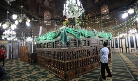 Peziarah melihat makam Imam Syafi’i di Kairo, Mesir, Selasa (9/9). (Republika/Agung Supriyanto)