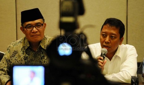  Wakil Ketua Umum DPP PPP Emron Pangkapi (kiri) selaku Pelaksana tugas (Plt) Ketua Umum, bersama Sekjen DPP PPP Romahurmuziy (kanan) saat konfrensi pers di Jakarta, Rabu (10/9).  (Republika/Tahta Aidilla)