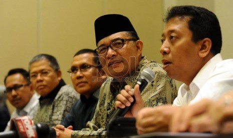  Wakil Ketua Umum DPP PPP Emron Pangkapi (kedua kanan) selaku Pelaksana tugas (Plt) Ketua Umum, bersama Sekjen DPP PPP Romahurmuziy (kanan) saat konfrensi pers di Jakarta, Rabu (10/9).  (Republika/Tahta Aidilla)