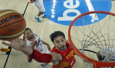   Pemain Spanyol Pau Gasol (kiri) berusaha memasukkan bola saat melawan Perancis pada perempat final Piala Dunia Bola Basket di Madrid, Kamis (11/9) WIB. 