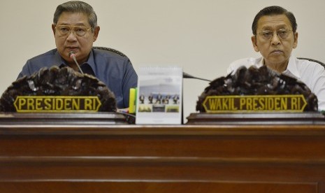  Presiden Susilo Bambang Yudhoyono (kiri) dan Wapres Boediono (kanan) memimpin rapat kabinet terbatas bidang perekonomian di Kantor Kepresidenan, Jakarta, Kamis (11/9).  (Antara/Widodo S. Jusuf)