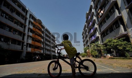  Seorang anak bermain sepeda di area rusun Marunda, Cilincing, Jakarta Utara, Kamis (11/9).    (Republika/Edwin Dwi Putranto)