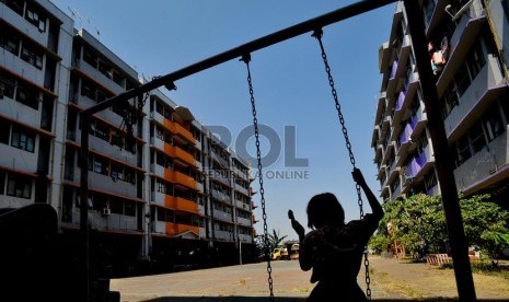  Seorang anak bermain ayunan di area rusun Marunda, Cilincing, Jakarta Utara, Kamis (11/9).     (Republika/Edwin Dwi Putranto)