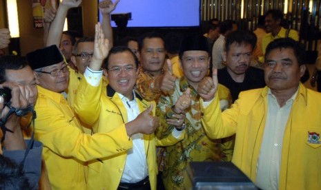   Dewan Pimpinan Pusat Partai Golkar, Priyo Budi Santoso (dua kiri) dengan sejumlah pengurus partai Golkar disela-sela silaturahmi keluarga besar partai Golkar propinsi Jatim, di Surabaya, Ahad (14/9). (Antara/M Risyal Hidayat)