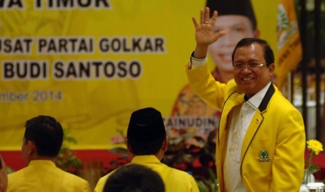  Dewan Pimpinan Pusat Partai Golkar, Priyo Budi Santoso (kanan) melambaikan tangan disela-sela silaturahmi keluarga besar partai Golkar propinsi Jatim, di Surabaya, Ahad (14/9). (Antara/M Risyal Hidayat)