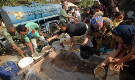   Warga mengambil air bersih gratis yang didistribusikan dari Perusahan Daerah Air Minum (PDAM), di Kampung Ciluncat, Tamansari, Tasikmalaya, Senin (15/9).  (Antara/Adeng Bustomi)