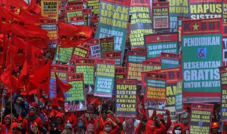  Ratusan buruh yang tergabung dalam Konfederasi Aliansi Serikat Buruh Indonesia (KASBI) berunjuk rasa di kawasan Bundaran HI, Jakarta, Senin (15/9). (Antara/Zabur Karuru)