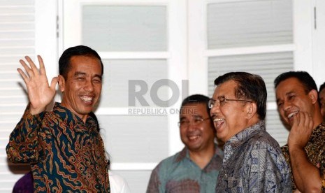   Presiden dan wakil presiden terpilih Joko Widodo dan Jusuf Kalla menggelar konferensi pers di Rumah Transisi, Jakarta, Senin (15/9). (Republika/ Wihdan)