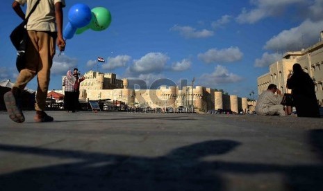 Suasana kawasan Benteng Qaitbay yang terletak di tepi laut Mediterania, Kota Alexandria, Mesir. 